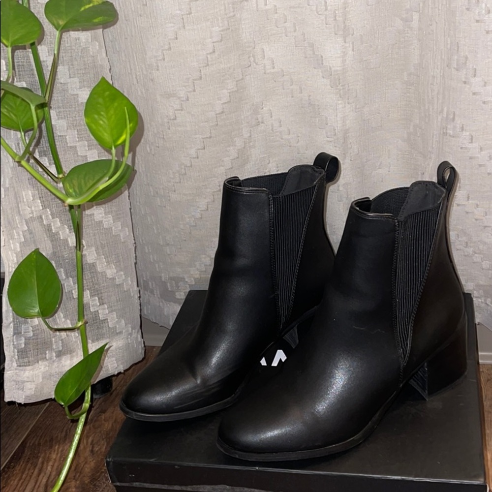 Steve Madden || Imari Black Ankle Boots ||